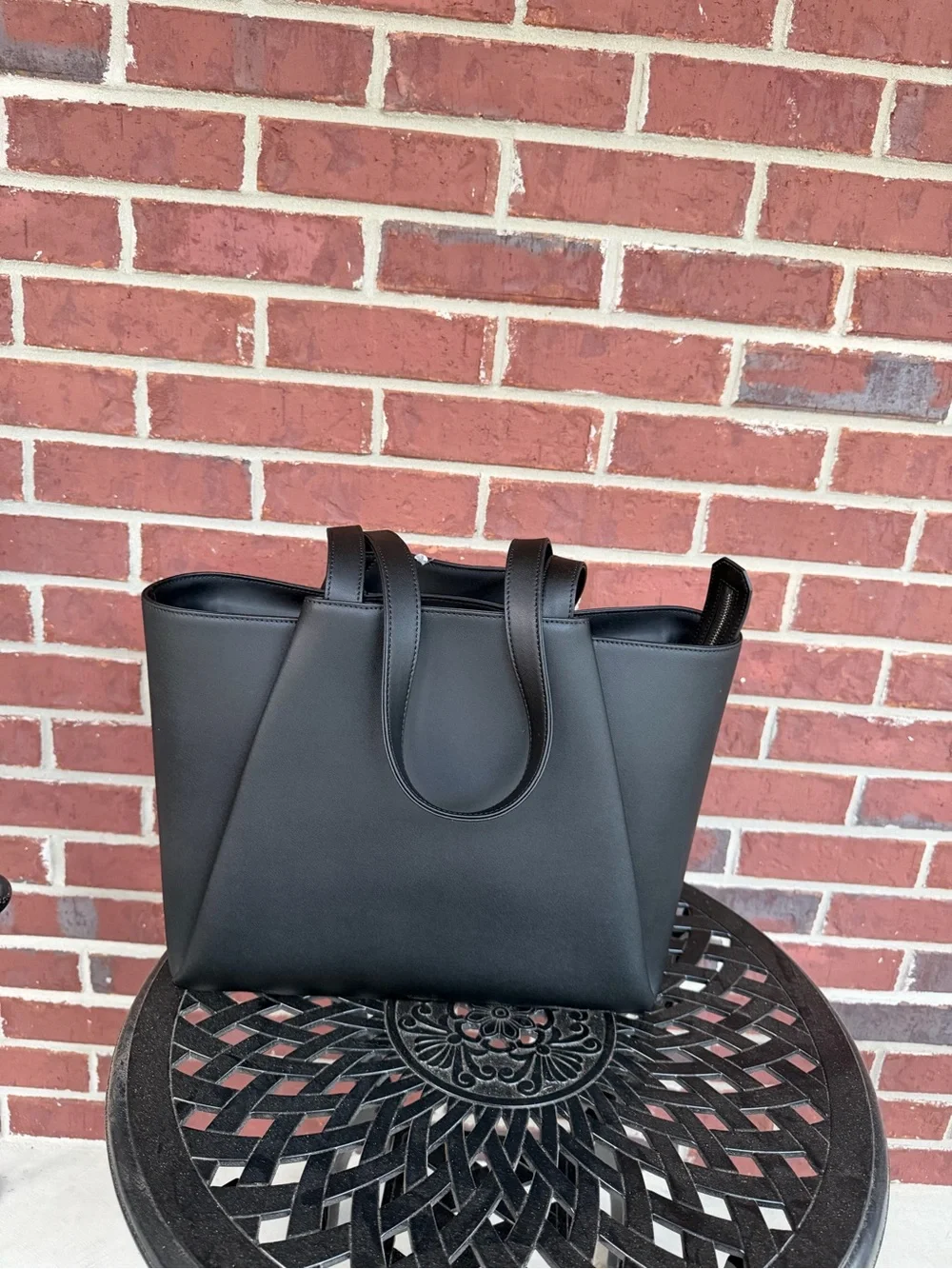 Kaai- Midi Pyramid Tote-Black